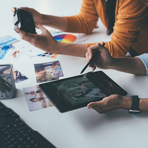 Personas creando una nueva identidad corporativa para una PYMES