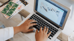 trabajador de koop administrando y creando un blog de contenidos