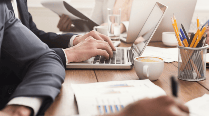 reunion de koop en donde se esta debatiendo que MVP es mejor para desarroolar