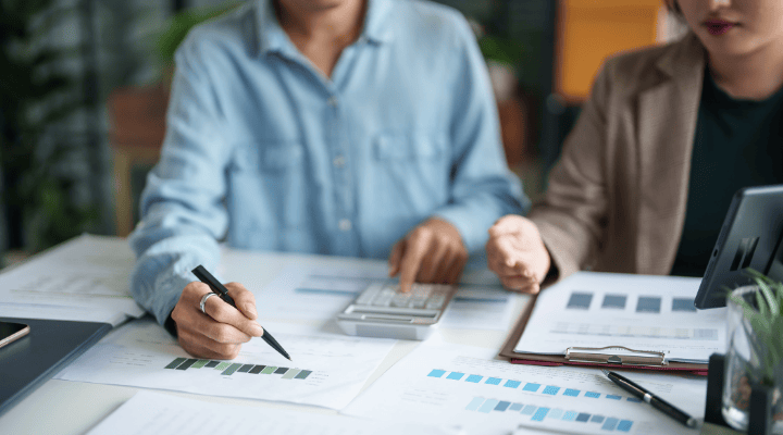 Dos personas de Koop haciendo una auditoria SEO a una web de un cliente que vende online