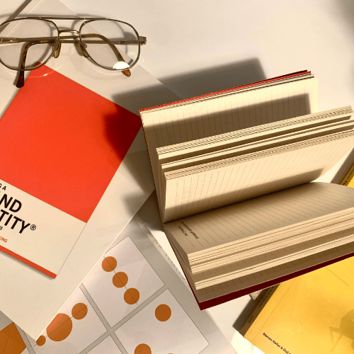 varios libros con la perspectiva de los clientes sobre una empresa