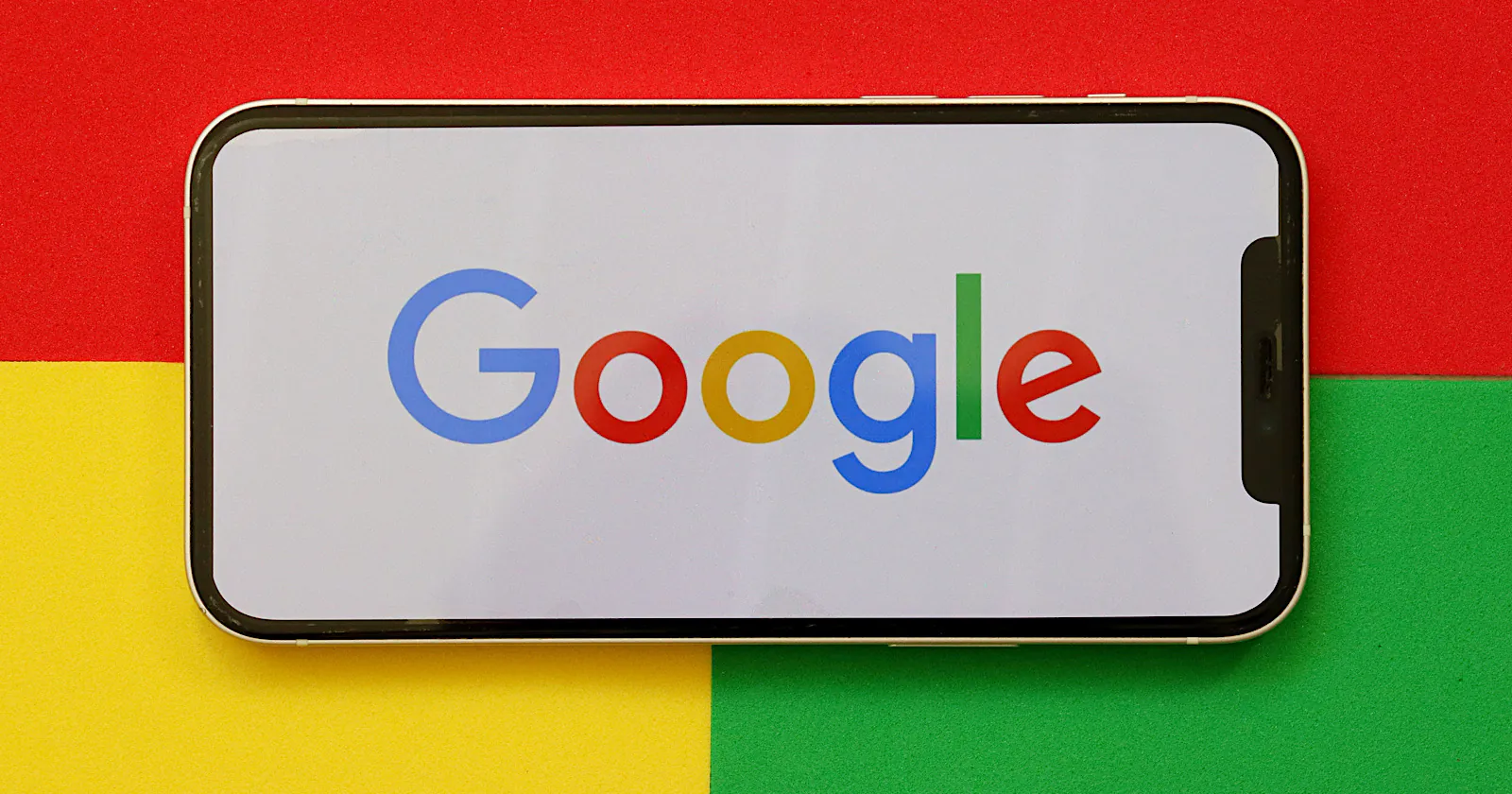 telefono de google con un resultado enriquecido, mostrando que ahora seran aliminados