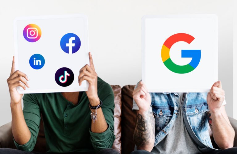 Dos personas mostrando como usar search console Platform Properties