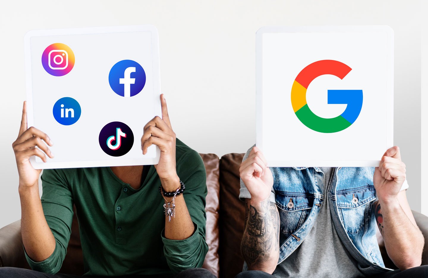 Dos personas mostrando como usar search console Platform Properties